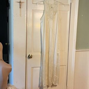Women’s vintage Vanity Fair M Elegant Cream Lace nightgown